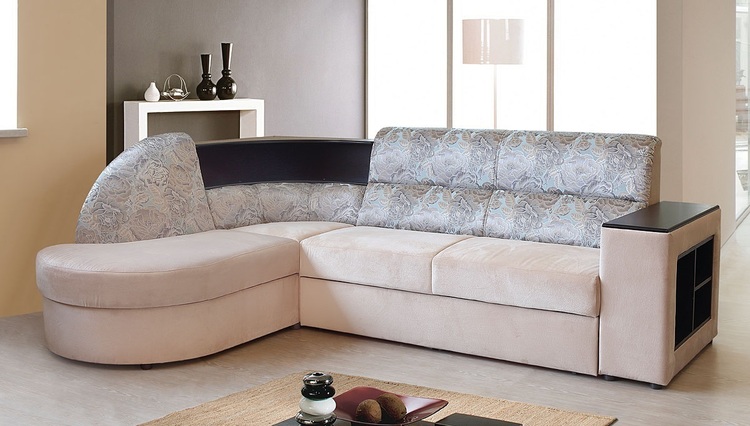 Чем так привлекателен угловой диван с полками в интерьере