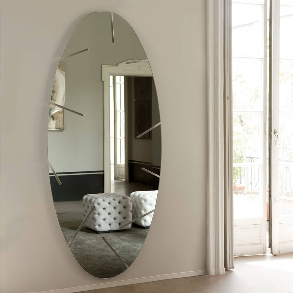 Как исправить недостатки помещения с помощью зеркала в интерьере современной гостиной